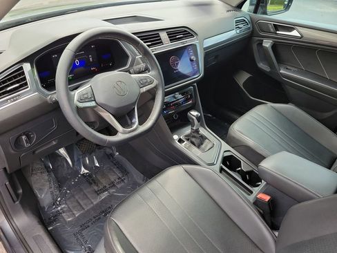 Used 2022 Volkswagen Tiguan SE w/ Panoramic Sunroof Package FWD image 22