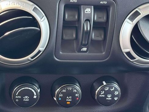 Used 2018 Jeep Wrangler Unlimited Sahara w/ Connectivity Group AWD/4WD image 21