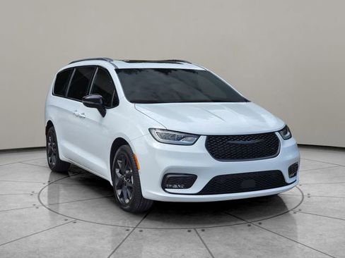 Certified 2023 Chrysler Pacifica Limited w/ S Appearance Package AWD/4WD image 14