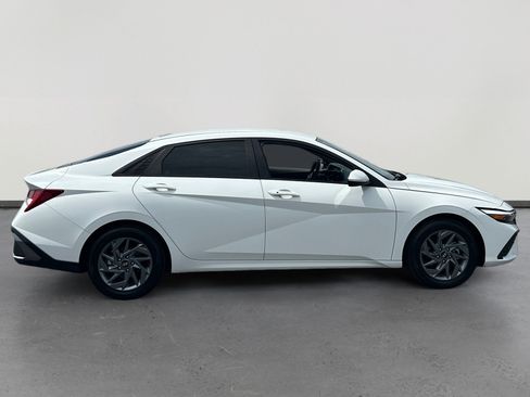 Used 2024 Hyundai Elantra Blue FWD image 6
