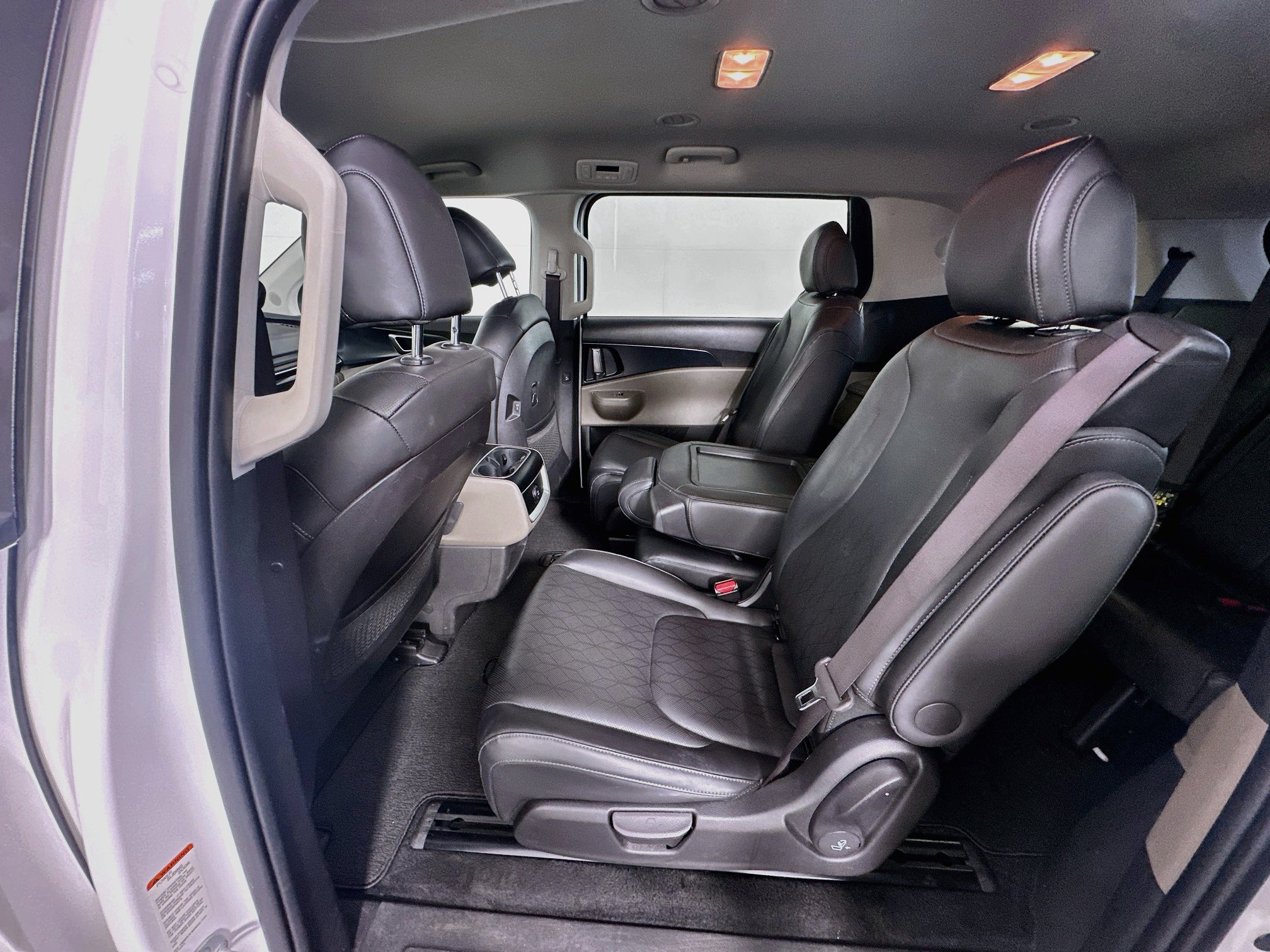 Used 2025 Kia Carnival FWD image 28