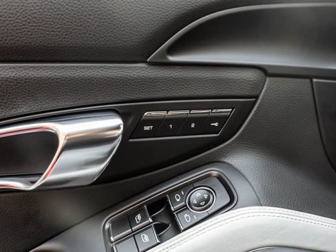 Used 2018 Porsche 718 Cayman Base image 15