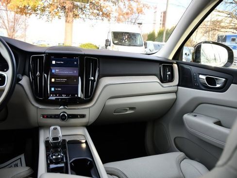 Used 2022 Volvo XC60 B5 Inscription w/ Climate Package image 23