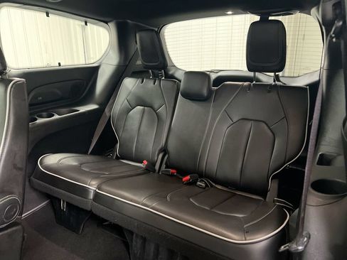 Used 2025 Chrysler Pacifica Limited FWD image 25