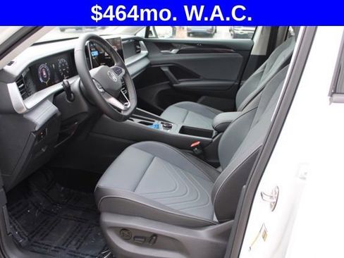 Used 2025 Volkswagen Tiguan SE AWD/4WD image 16
