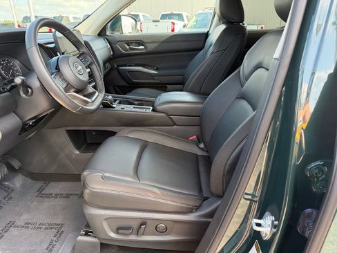 Used 2025 Nissan Pathfinder SL FWD image 31