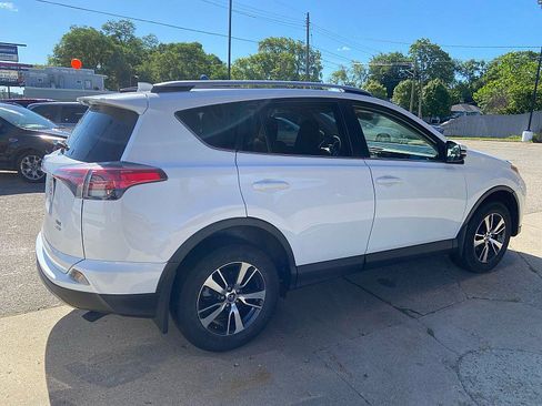 Used 2018 Toyota RAV4 XLE AWD/4WD image 4