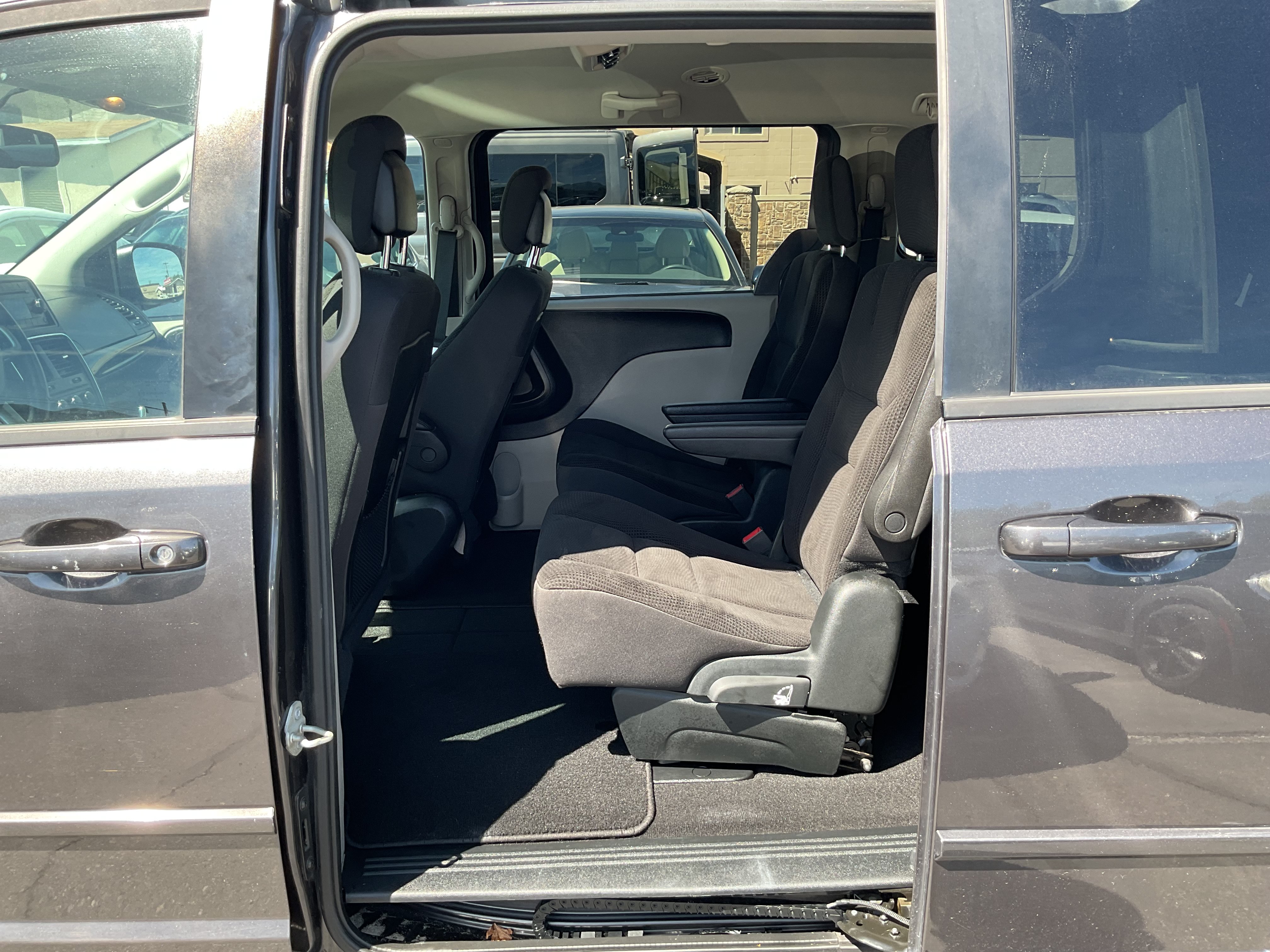 Used 2017 Dodge Grand Caravan SE w/ UConnect Hands-Free Group FWD image 17