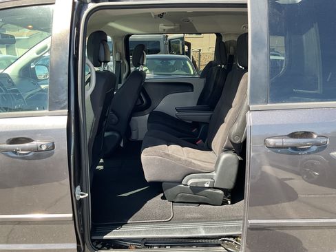 Used 2017 Dodge Grand Caravan SE w/ UConnect Hands-Free Group FWD image 17