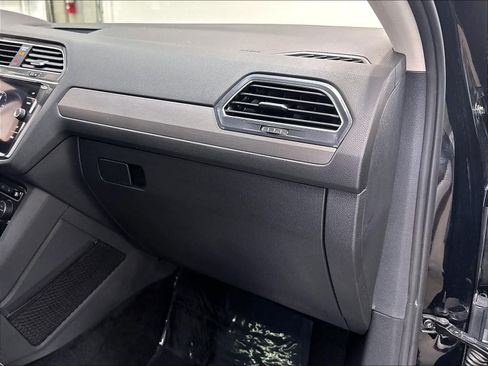 Used 2021 Volkswagen Tiguan SE w/ Panoramic Sunroof Package FWD image 29