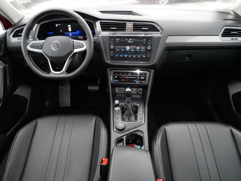 Used 2022 Volkswagen Tiguan SE image 10