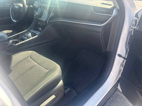 Used 2023 Jeep Grand Cherokee Laredo AWD/4WD image 22