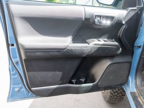 Used 2019 Toyota Tacoma TRD Off-Road w/ Technology Package AWD/4WD image 24