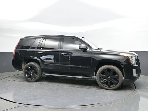 Used 2017 Cadillac Escalade Luxury AWD/4WD image 4