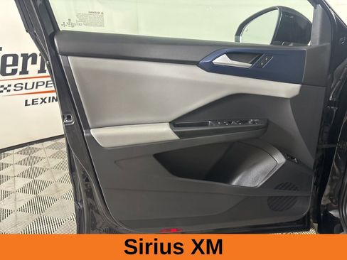 Used 2023 Volkswagen Taos SE w/ Panoramic Sunroof Package FWD image 9