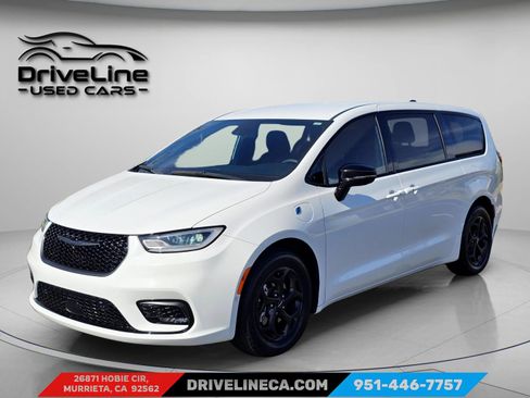Used 2024 Chrysler Pacifica Limited FWD image 1