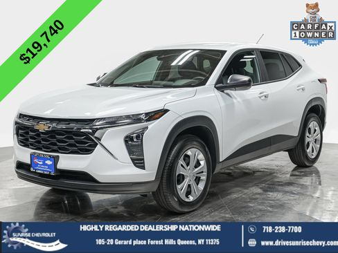 Used 2025 Chevrolet Trax LS FWD image 1