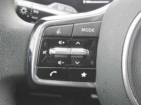 Used 2024 Kia Sorento LX image 11