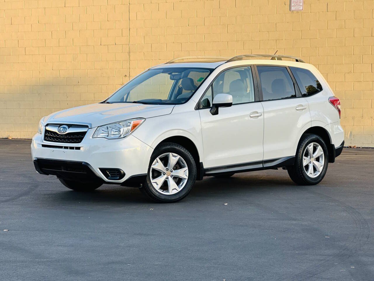 Used 2015 Subaru Forester 2.5i Premium w/ All-Weather Package AWD/4WD image 4