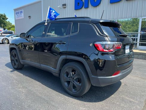Used 2021 Jeep Compass Latitude FWD image 3