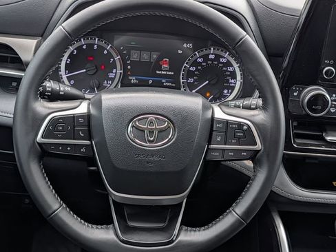 Used 2023 Toyota Highlander XLE FWD image 12