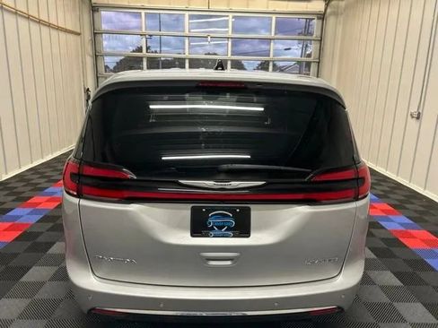 Used 2024 Chrysler Pacifica Limited FWD image 5