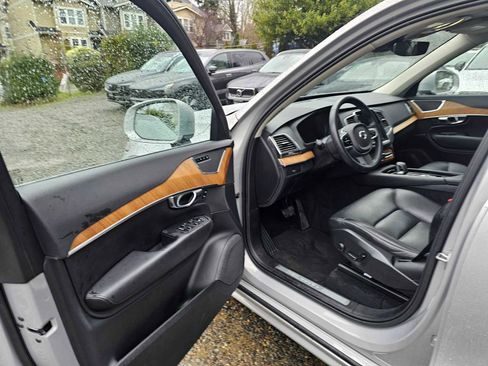 Used 2023 Volvo XC90 B6 Core w/ Protection Package Premier image 21