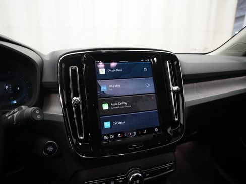 Used 2025 Volvo XC40 B5 Core image 6