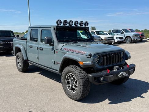 Used 2025 Jeep Gladiator Rubicon AWD/4WD image 2