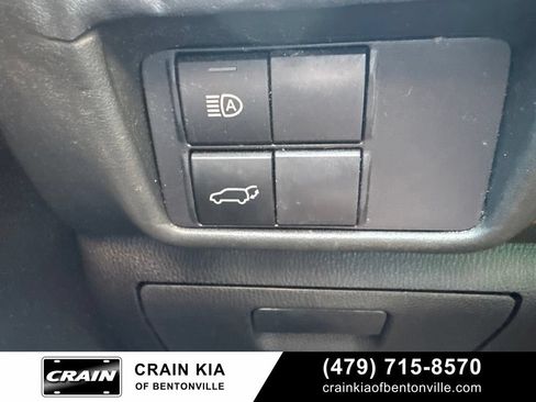 Used 2021 Toyota Highlander XLE FWD image 16