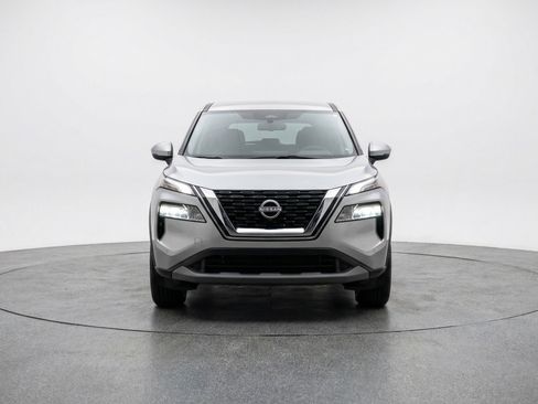 Used 2025 Nissan Rogue SV image 2