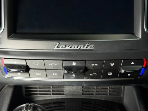 Used 2018 Maserati Levante image 27