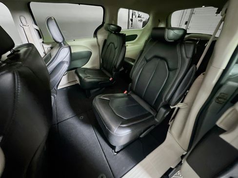 Used 2023 Chrysler Pacifica Touring-L image 27