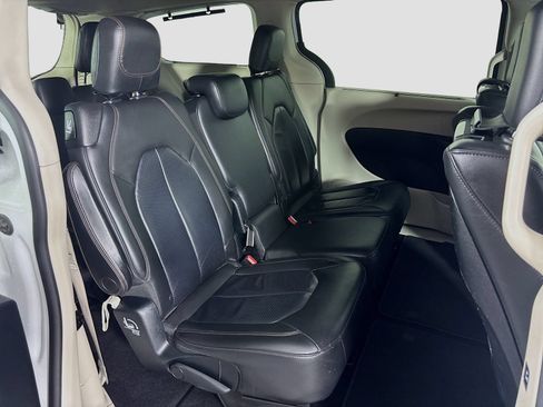 Used 2017 Chrysler Pacifica Touring-L Plus FWD image 29
