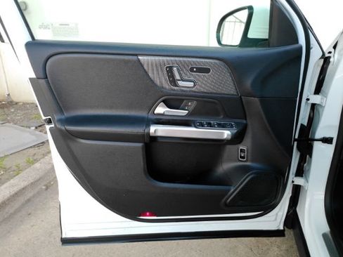 Used 2021 Mercedes-Benz GLB 250 w/ Premium Package image 11