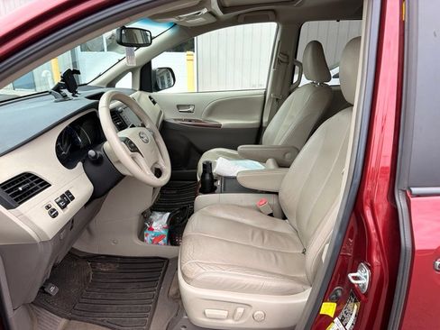 Used 2012 Toyota Sienna XLE w/ XLE Navigation Pkg FWD image 13