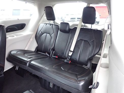 Used 2018 Chrysler Pacifica Touring-L Plus image 10