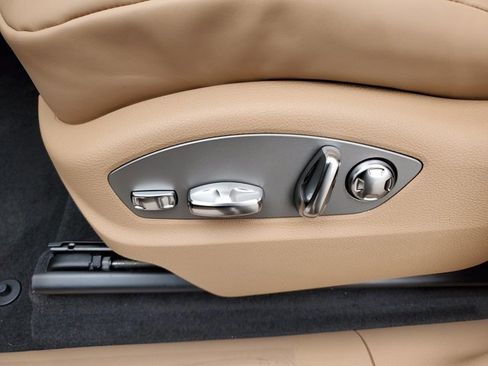 Used 2025 Porsche Macan image 25