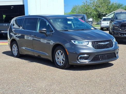 Used 2023 Chrysler Pacifica Touring-L image 6