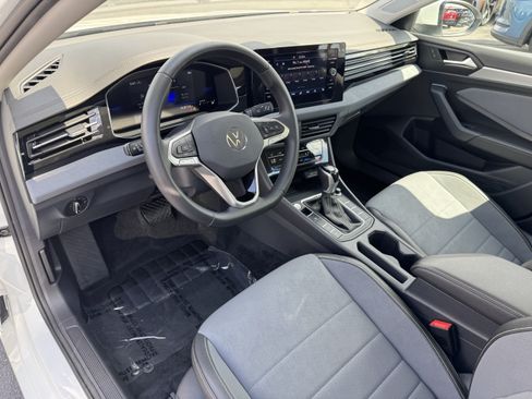 Used 2025 Volkswagen Jetta SE w/ Sunroof Package FWD image 16