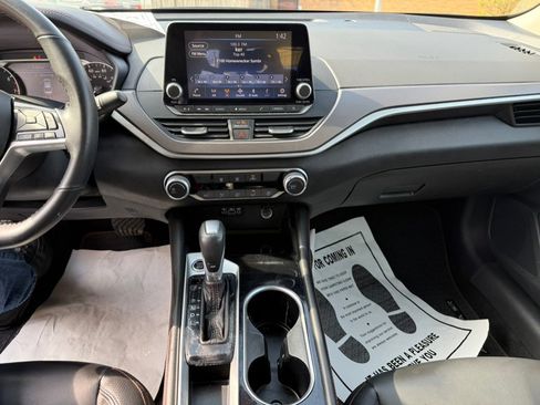 Used 2025 Nissan Altima 2.5 SR FWD image 15