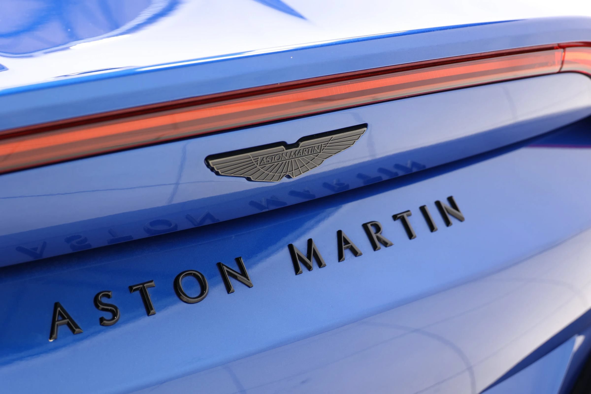 Used 2023 Aston Martin V8 Vantage Roadster RWD image 53
