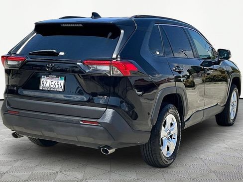 Used 2021 Toyota RAV4 XLE w/ Convenience Package FWD image 6