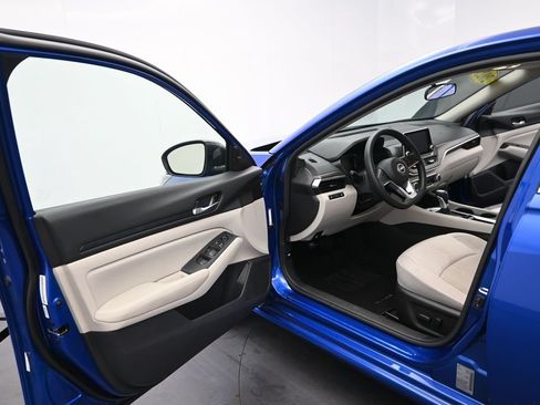 Used 2025 Nissan Altima 2.5 SV FWD image 12