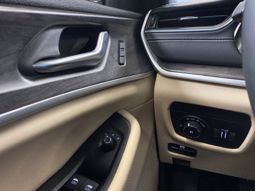 Used 2024 Jeep Grand Cherokee Limited AWD/4WD image 22