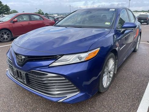 Used 2018 Toyota Camry XLE FWD image 2