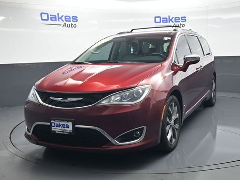 Used 2018 Chrysler Pacifica Limited image 4