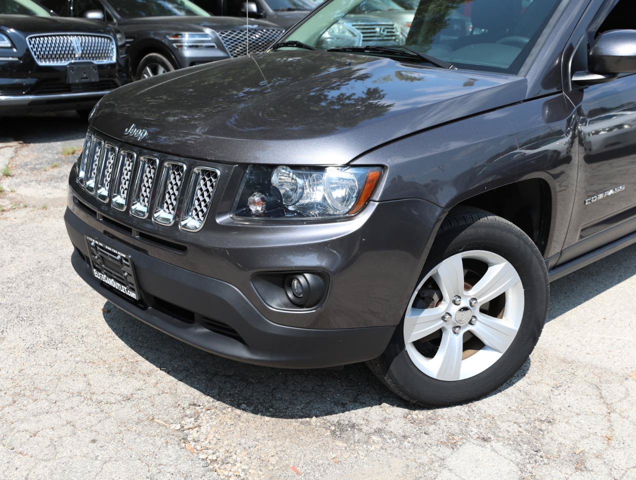 Used 2017 Jeep Compass Latitude AWD/4WD image 2