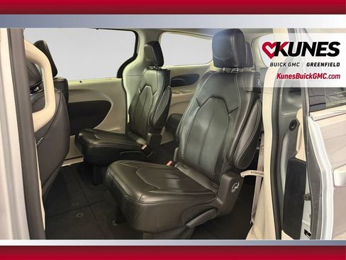Used 2024 Chrysler Pacifica Touring-L FWD image 33