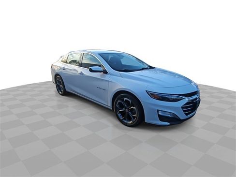 Used 2022 Chevrolet Malibu LT image 2